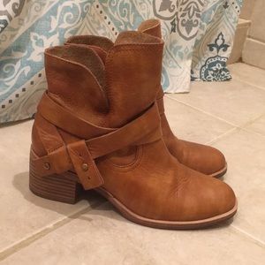 Super cute UGG leather booties